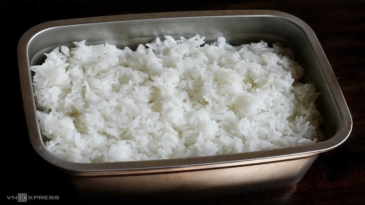 Bữa sáng ăn cơm nóng có gây 'nặng bụng'?
