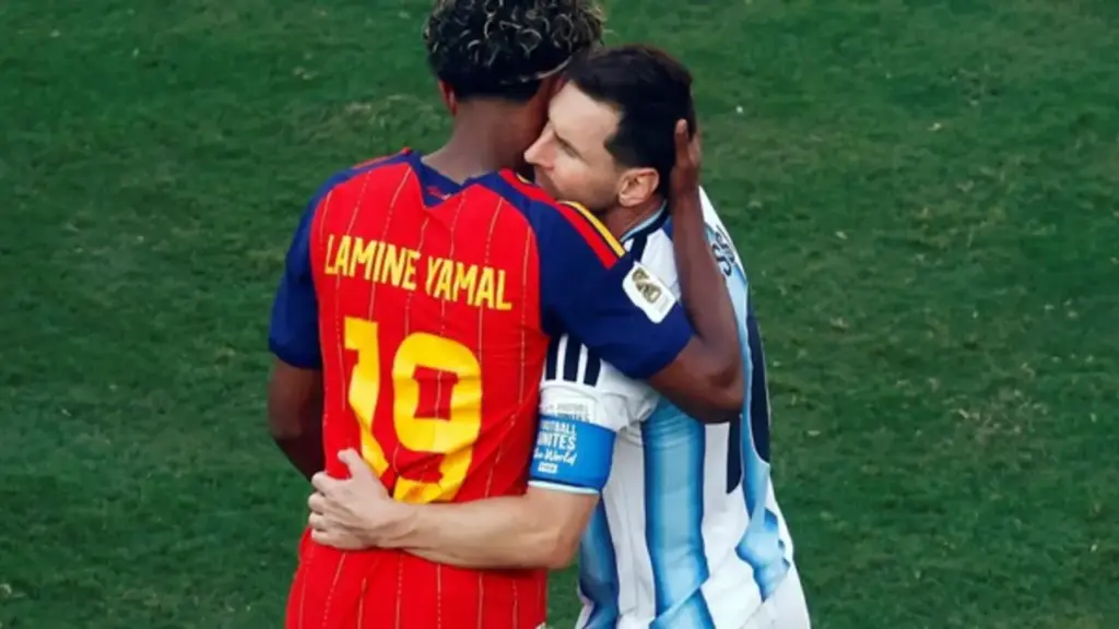 Bức tranh tường khắc họa khoảnh khắc của Messi và Yamal ở chung kết World Cup bị phá hoại