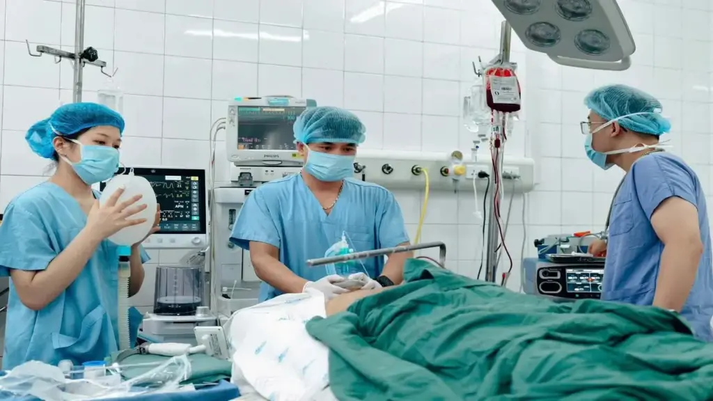 BV Việt Đức cấp cứu nạn nhân xe khách lao khỏi cao tốc Pháp Vân - Cầu Giẽ
