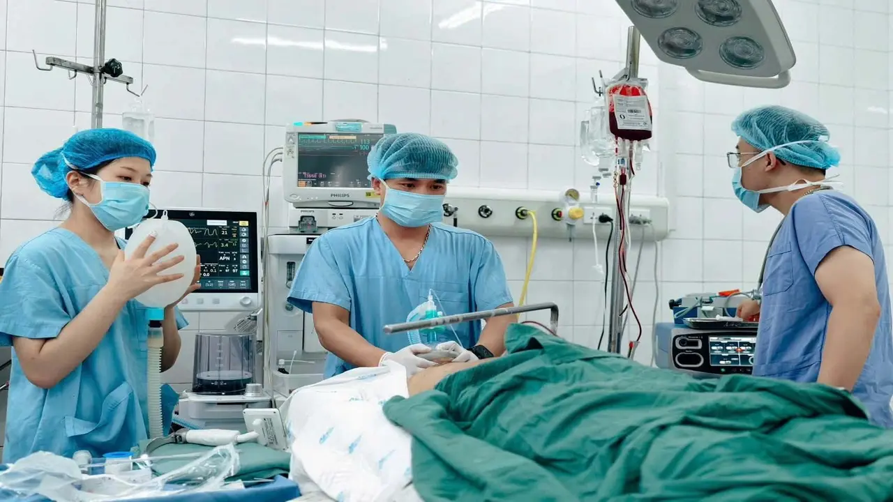 BV Việt Đức cấp cứu nạn nhân xe khách lao khỏi cao tốc Pháp Vân - Cầu Giẽ