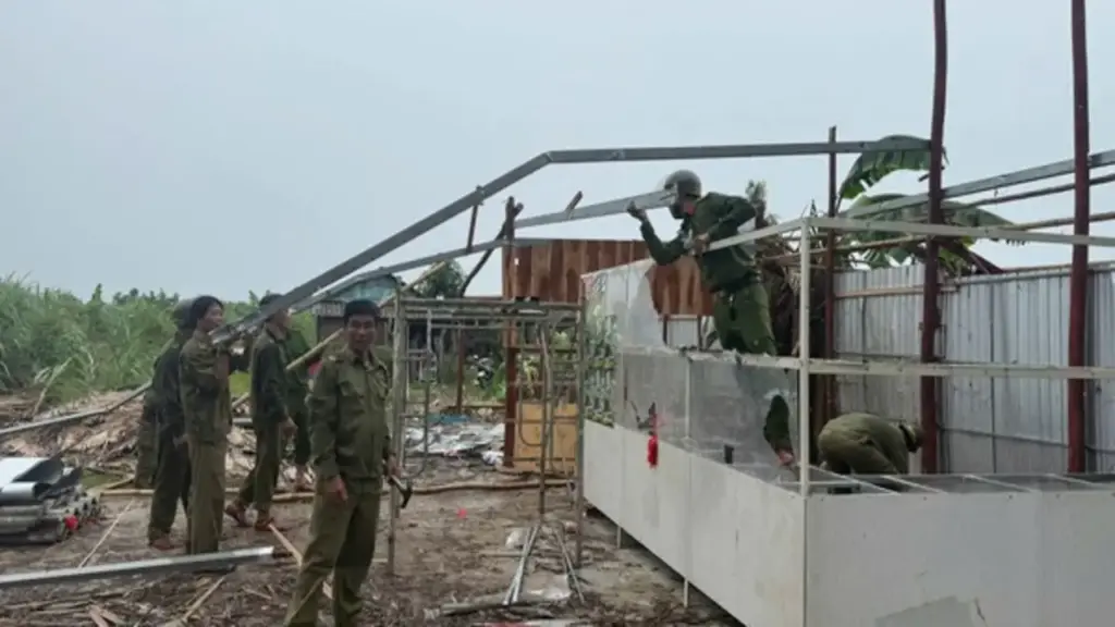 Cà Mau: Giông lốc kéo sập nhiều nhà dân, 1 thai phụ phải nhập viện cấp cứu