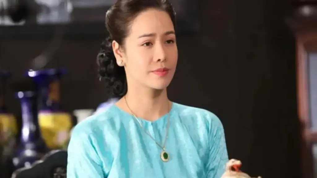 Ca sĩ Nhật Kim Anh mặc giản dị, bán kẹo kéo và hát bên đường gây xôn xao