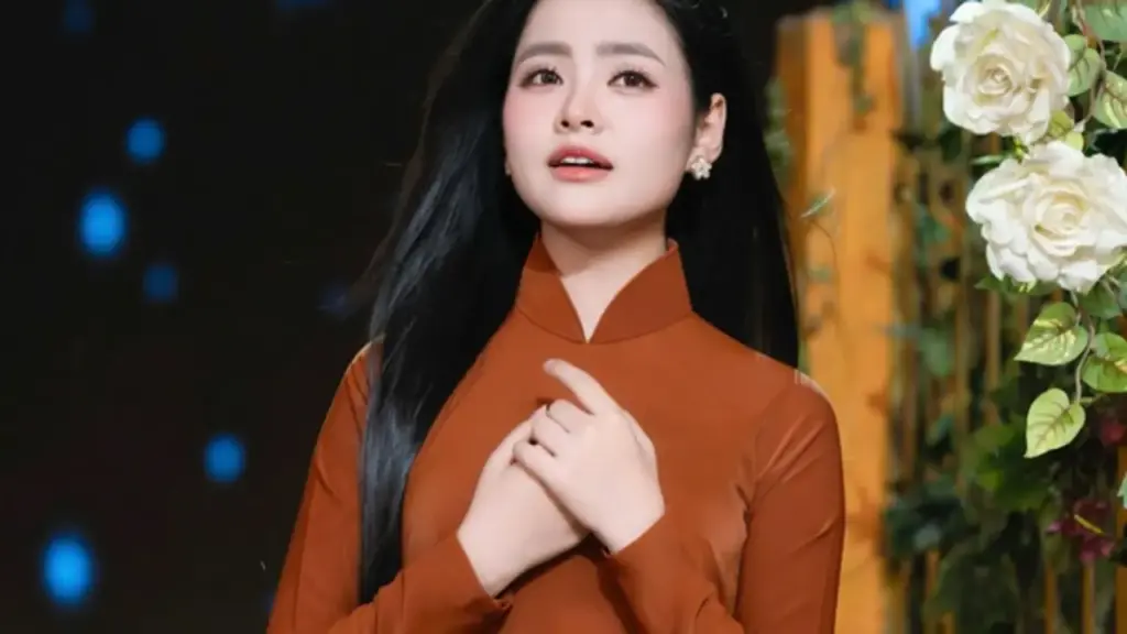 Ca sĩ Thu Hường: Tuổi 20 tốt nghiệp thủ khoa, kiên định với dòng nhạc bolero