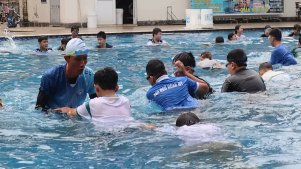 Các lớp học bơi miễn phí cho học sinh