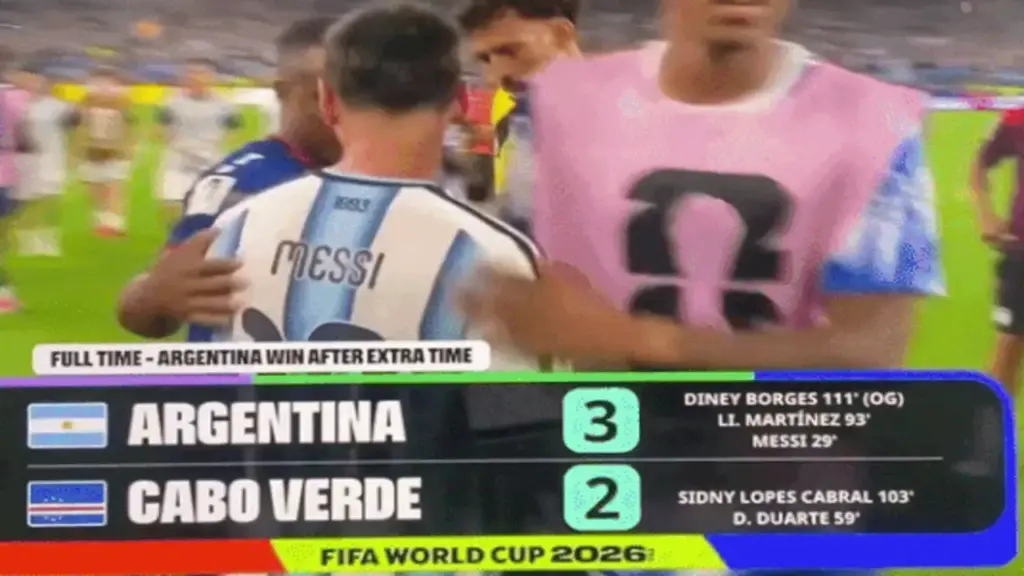 Cái ôm của Messi dành cho thủ môn 40 tuổi của Cape Verde gây sốt