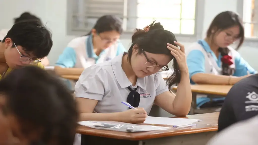 Cấm hội phụ huynh thu tiền hộ nhà trường: Cần chấm dứt cả "thỏa thuận ngầm"