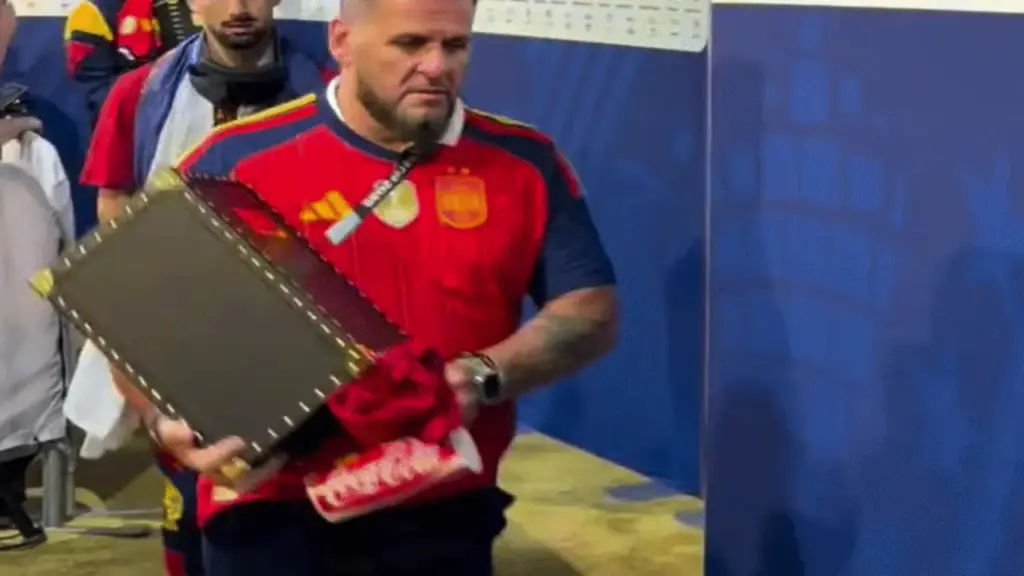 Cảnh cầu thủ Tây Ban Nha xách cúp vô địch World Cup bằng túi nilon gây sốt