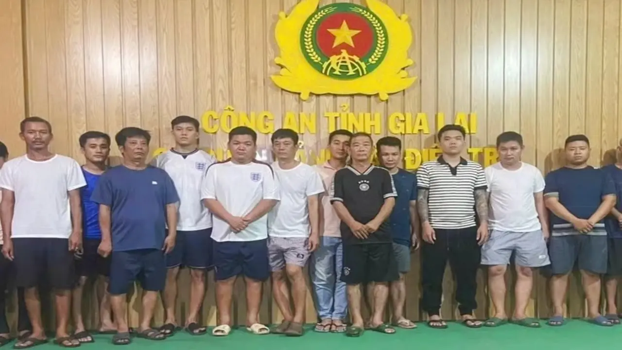 Cảnh sát đột kích loạt tụ điểm, phá đường dây cá độ giao dịch hàng trăm tỷ