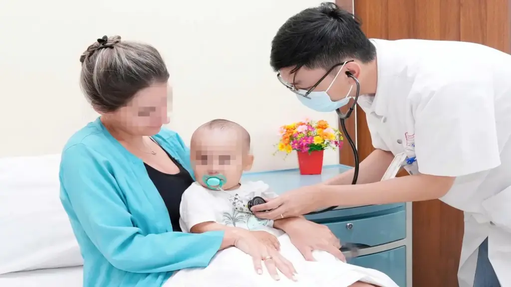 Cấp cứu bệnh nhi 9 tháng tuổi người nước ngoài nuốt kim băng đang mở
