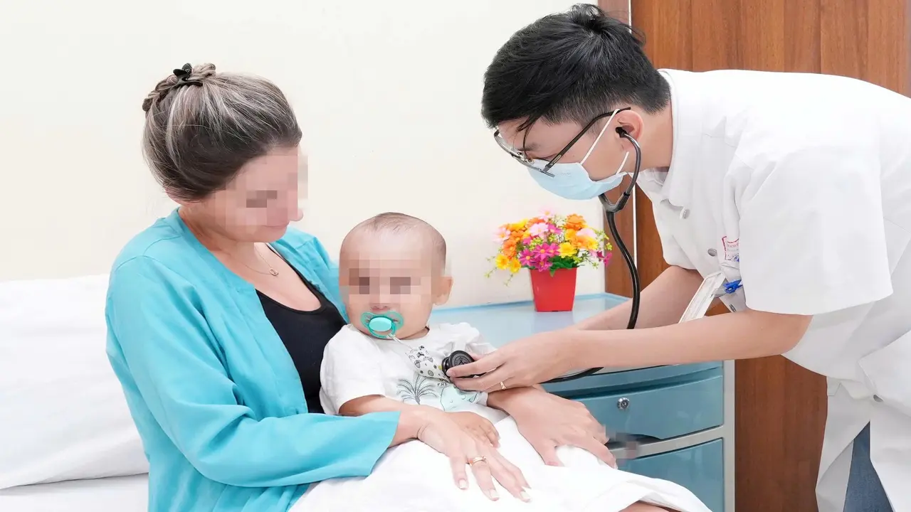 Cấp cứu bệnh nhi 9 tháng tuổi người nước ngoài nuốt kim băng đang mở