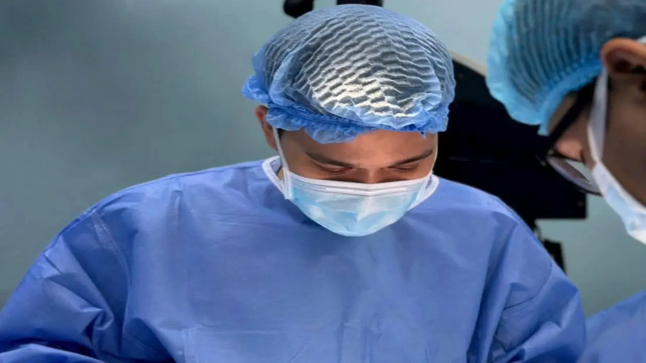 Cấp cứu chàng trai ở TPHCM bị dính chặt "cậu nhỏ" vào dây kéo khóa quần