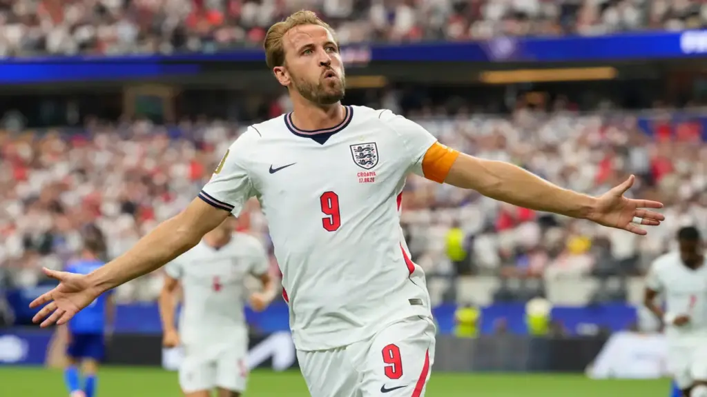Carragher: 'Kane toàn diện hơn Haaland'