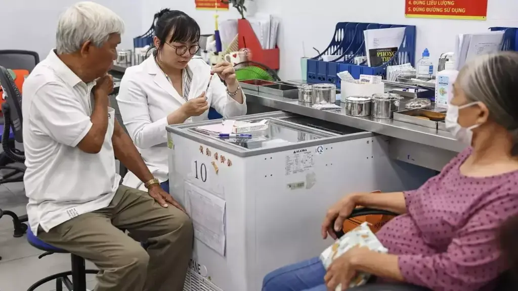 Cắt nửa liều thuốc, giấu bệnh vì 'không muốn làm phiền con'