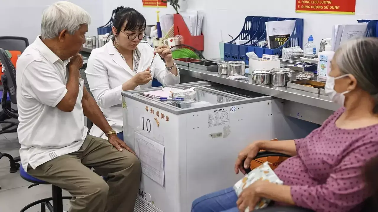 Cắt nửa liều thuốc, giấu bệnh vì 'không muốn làm phiền con'