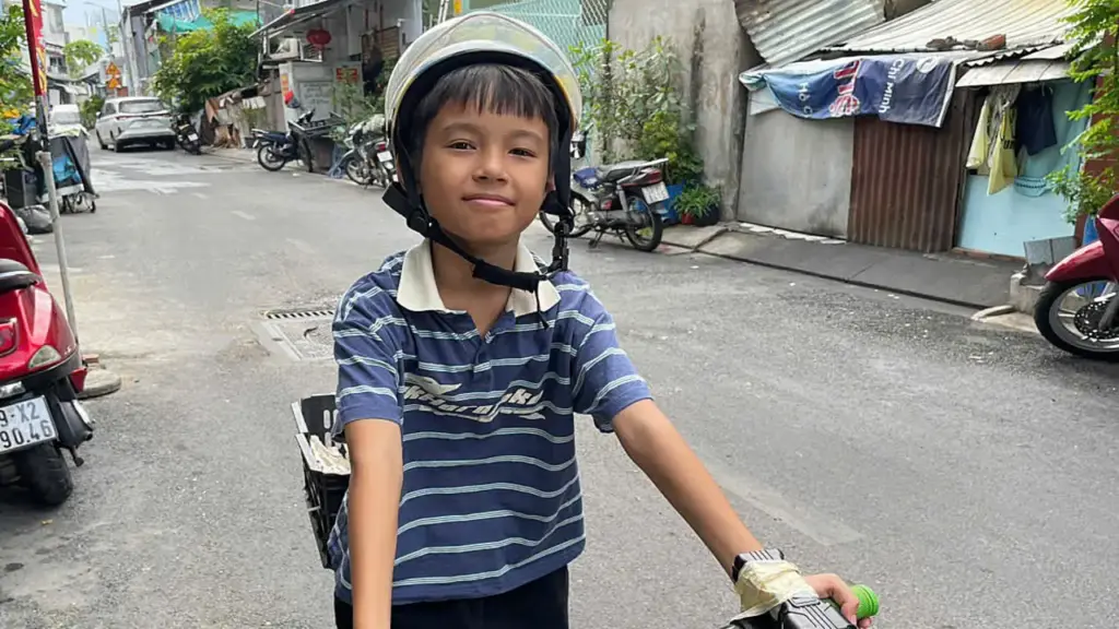 Cậu bé 'gây sốt' vì bán trứng dạo bằng thơ