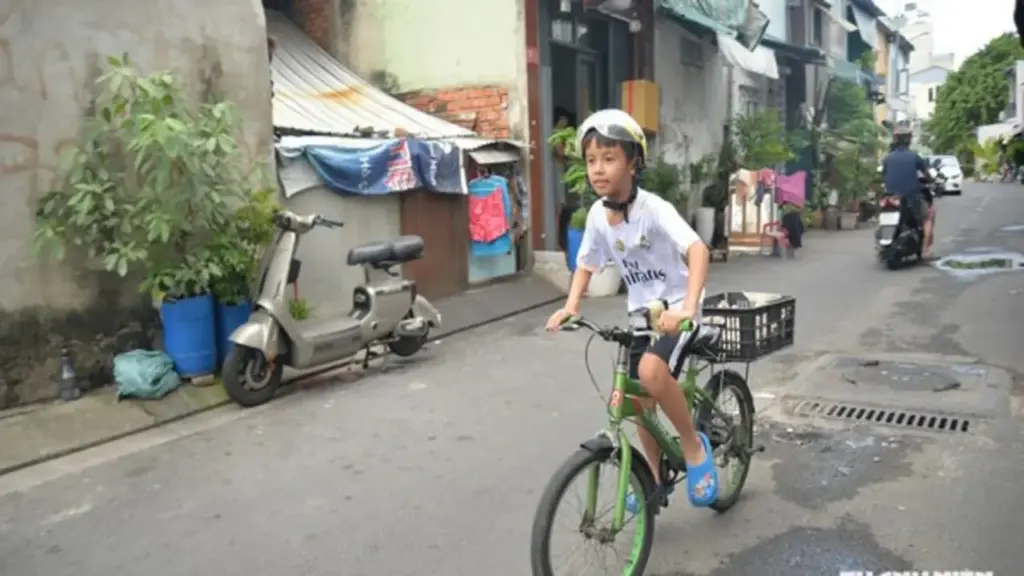 Cậu bé rao bán trứng bằng thơ ở TP.HCM, khiến cả khu phố thích thú
