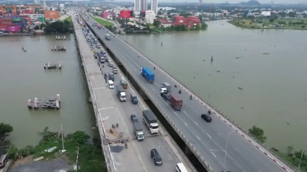 Cầu Đồng Nai cũ đang sửa chữa, cảnh báo ùn ứ giao thông