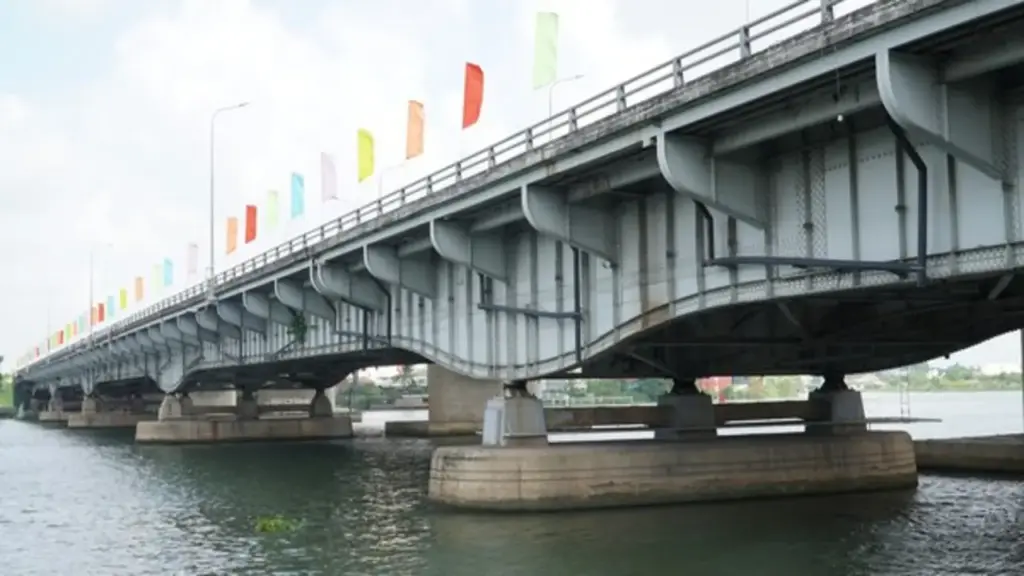 Cầu Đồng Nai cũ xây năm 1964 kết cấu thế nào, vì sao phải nâng tĩnh không?
