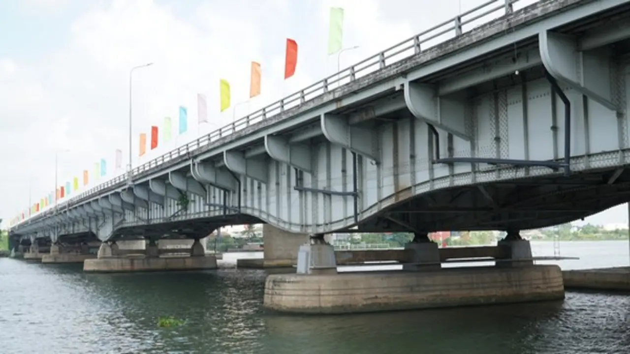 Cầu Đồng Nai cũ xây năm 1964 kết cấu thế nào, vì sao phải nâng tĩnh không?