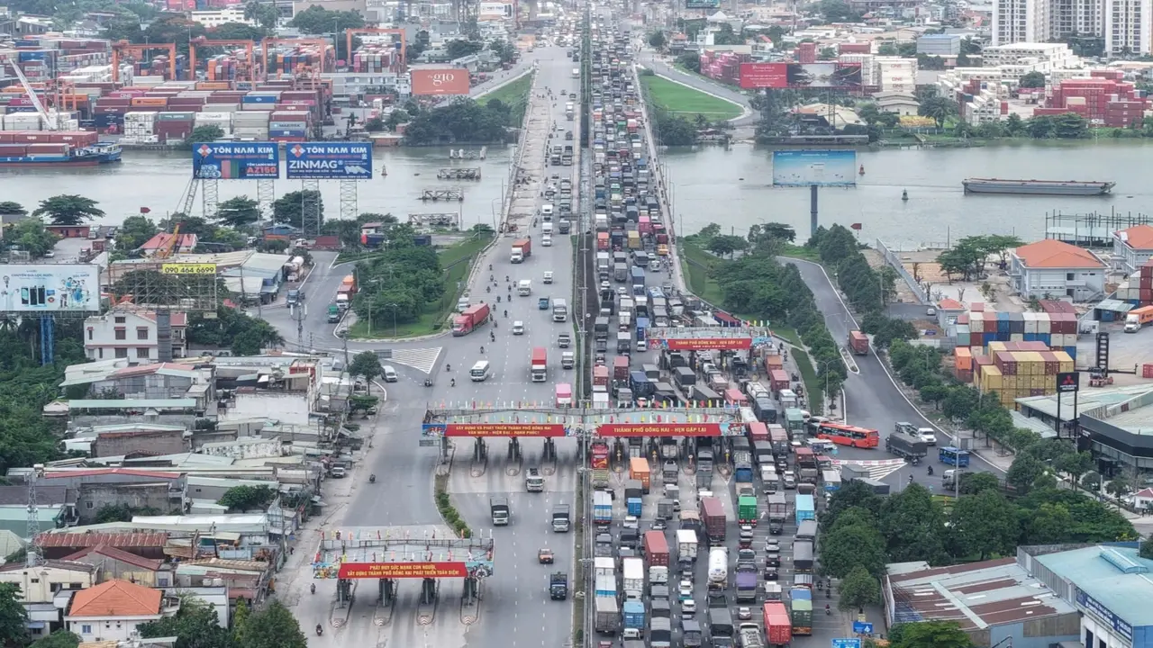 Cầu Đồng Nai hướng vào TPHCM ùn tắc kéo dài