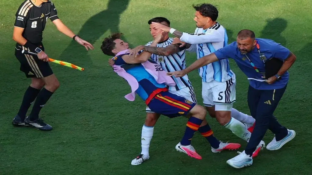 Cầu thủ Argentina cay cú lao vào hành hung, bóp cổ ngôi sao Tây Ban Nha