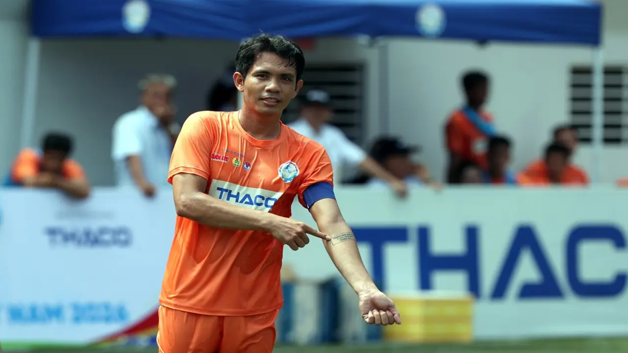 'Cầu thủ xuất sắc nhất' vòng loại tiếp tục lập hat-trick ở VCK Giải bóng đá công nhân