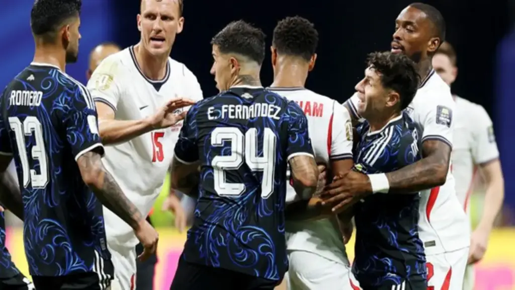 Cay đắng vì Anh thua ngược, Bellingham vỗ thẳng vào đầu cầu thủ Argentina sau trận đấu