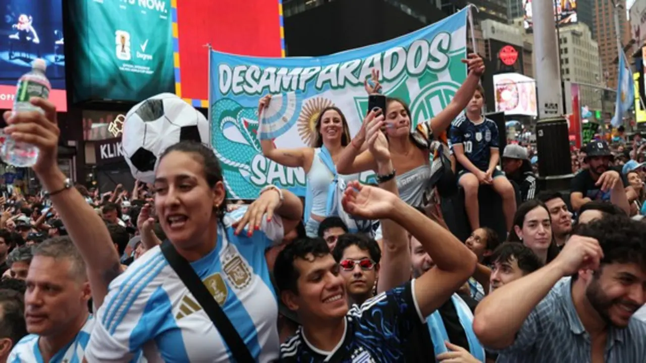 CĐV Argentina đông áp đảo khán giả Tây Ban Nha, chung kết World Cup nóng hơn ‘lửa’