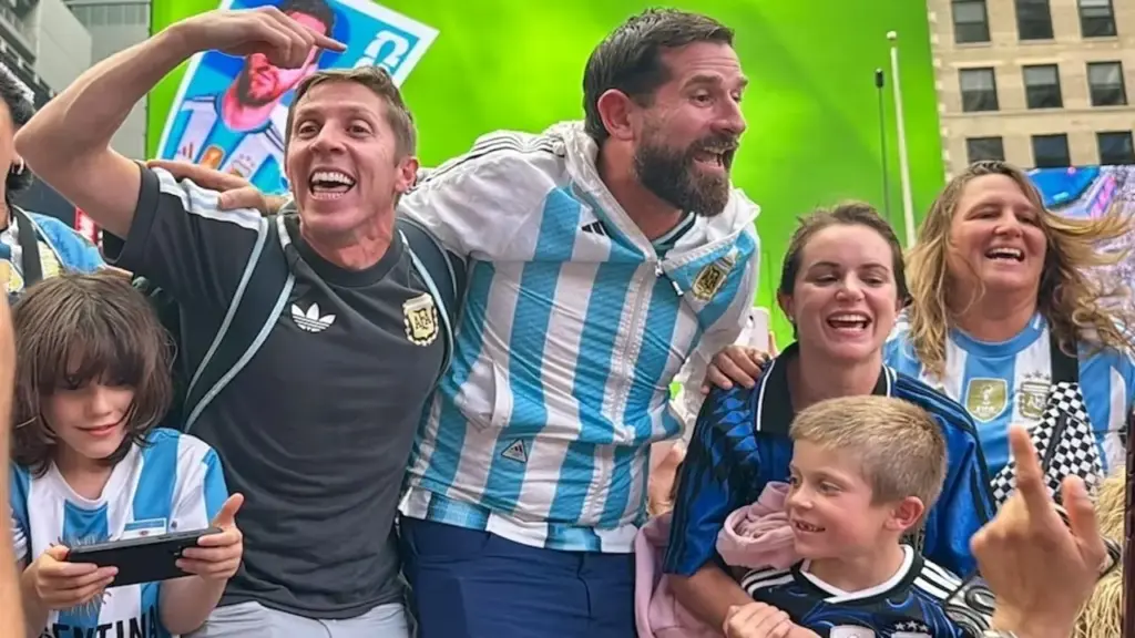 CĐV Argentina, Tây Ban Nha xuống đường trước trận chung kết World Cup