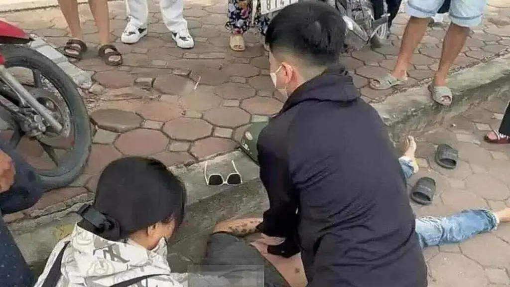 Chàng sinh viên y khoa ép tim cứu người bất tỉnh bên đường