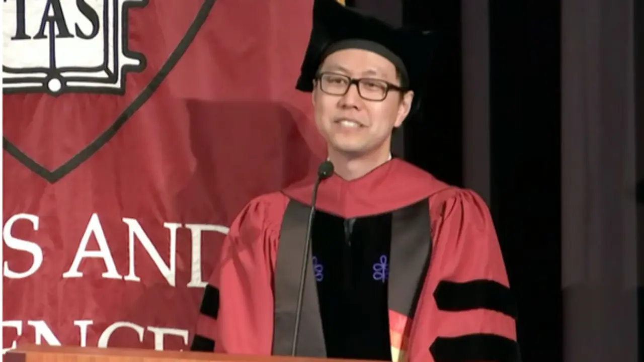 Chàng trai 2 lần bị trường đại học từ chối nay trở thành tiến sĩ Harvard, bài phát biểu gây xúc động