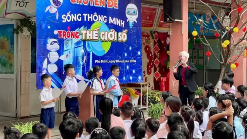 Chàng trai bạch tạng lấy bằng thạc sĩ, truyền cảm hứng học tập