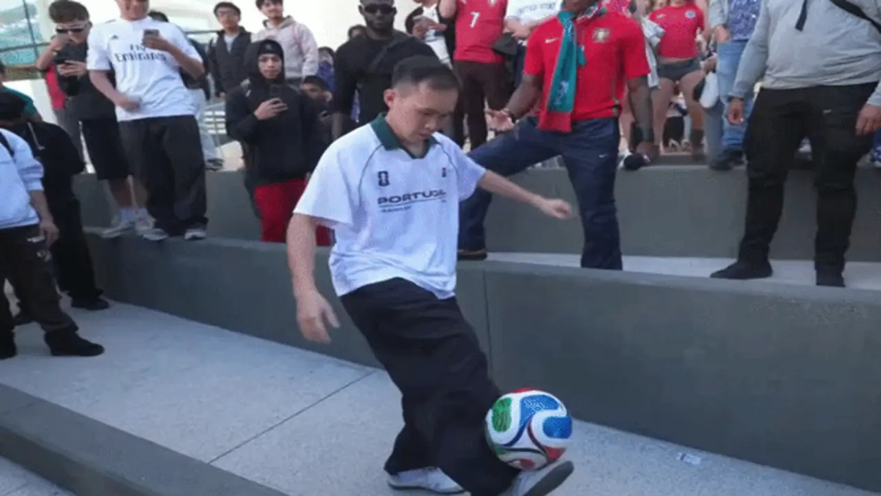 Chàng trai Hà Nội tâng bóng tại Mỹ, khán giả ở World Cup đổ đến xem