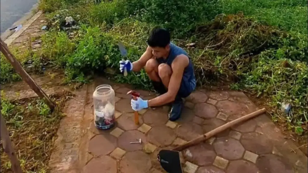 Chàng trai ngày nào cũng mang cuốc, xẻng ra đường làm điều không ai ngờ đến