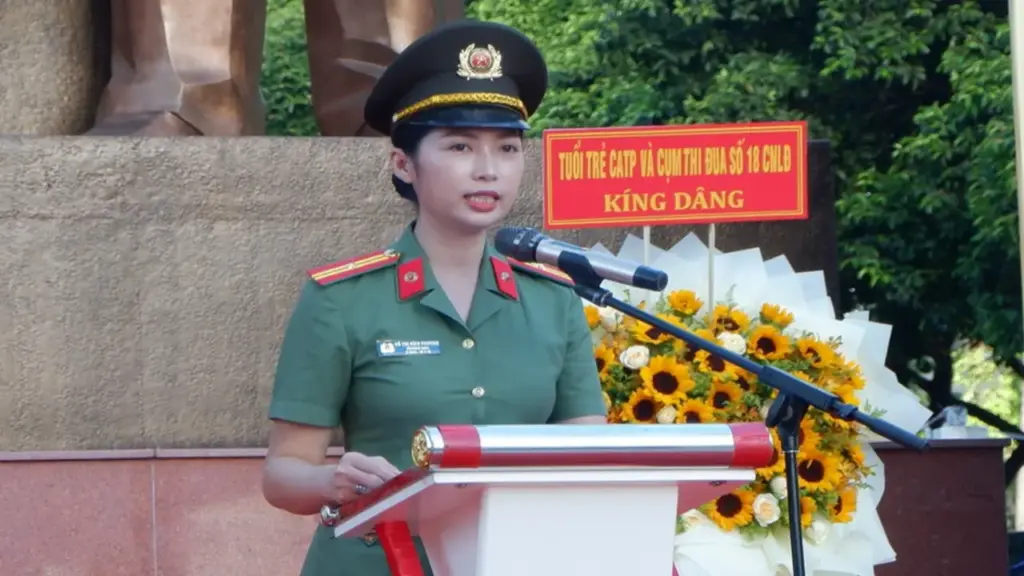 Chào cờ 'Tôi yêu Tổ quốc tôi' kỷ niệm 50 năm Thành phố mang tên Bác