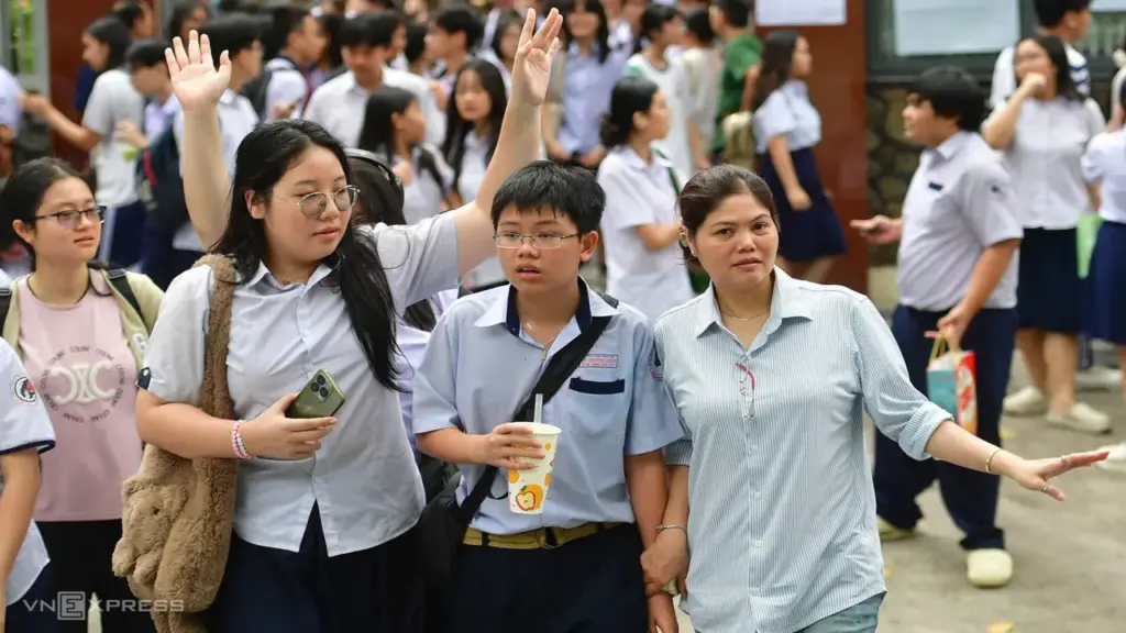 Chật vật 'săn' suất học bổ sung lớp 10 công lập