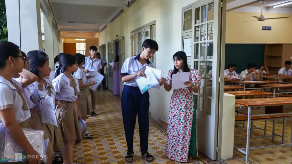 Chật vật 'săn' suất tuyển bổ sung lớp 10 ở TP HCM