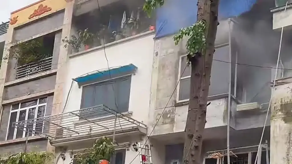 Cháy biệt thự liền kề ở Hà Nội, nghi có người mắc kẹt