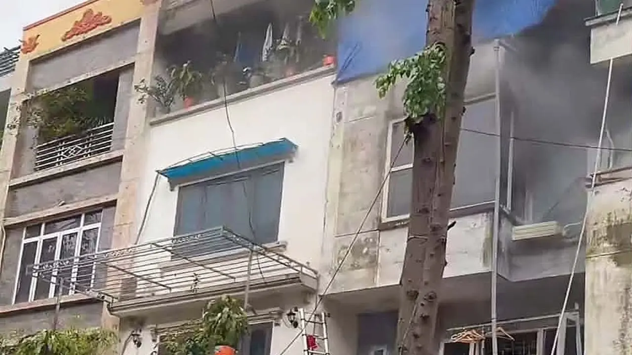 Cháy biệt thự liền kề ở Hà Nội, nghi có người mắc kẹt