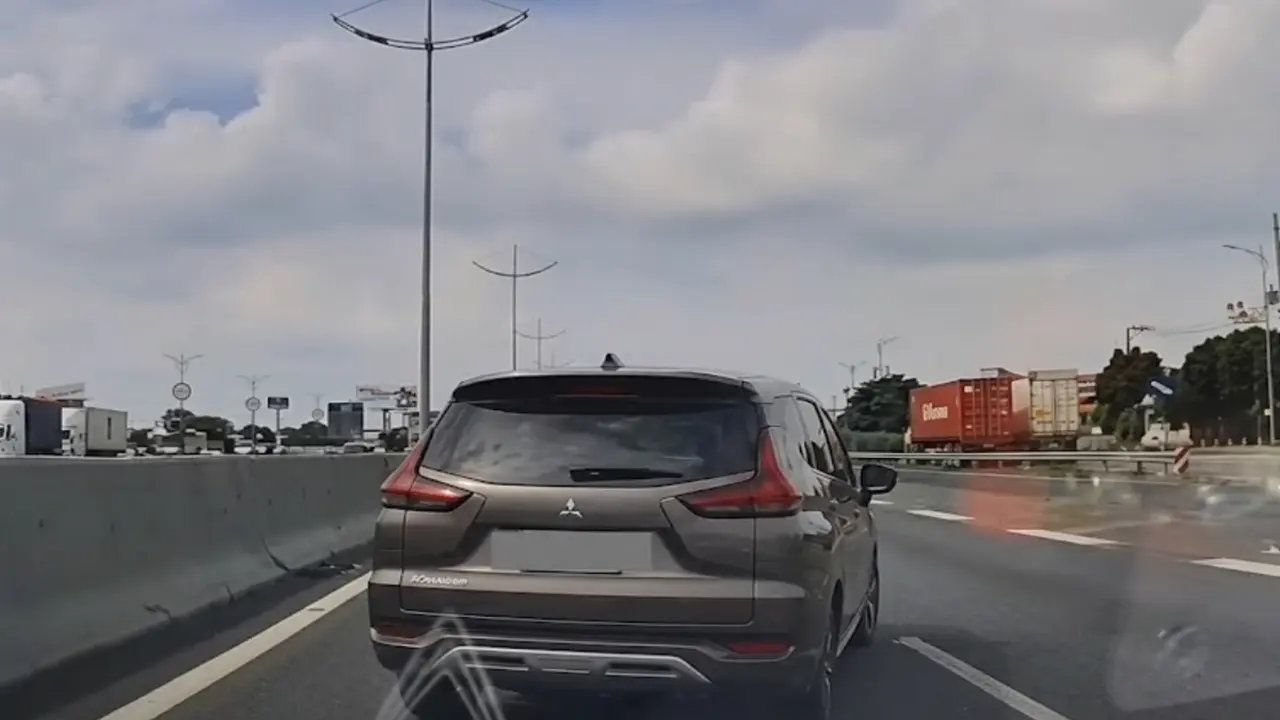 Chạy chậm, chuyển liên tiếp hai làn trên cao tốc, tài xế bị phạt gần 6 triệu đồng