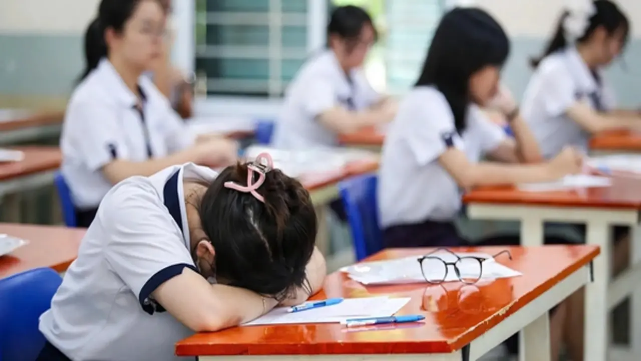 Chỉ cho người trẻ cách đứng dậy