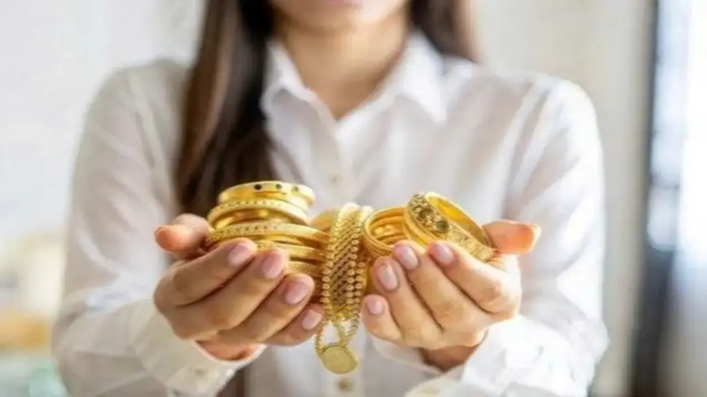 Chị cho vay vàng nhưng muốn trả bằng tiền khiến em gái bất bình
