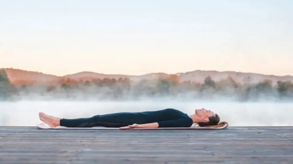Chỉ nằm yên 10 phút, tư thế yoga này mang lại nhiều lợi ích bất ngờ