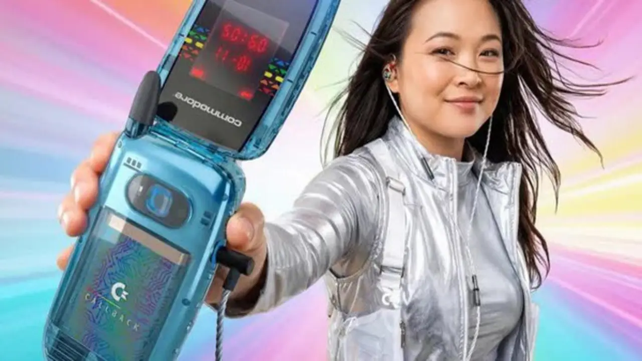 Chiếc điện thoại gập 'độc lạ' đang khiến Gen Z mê mẩn