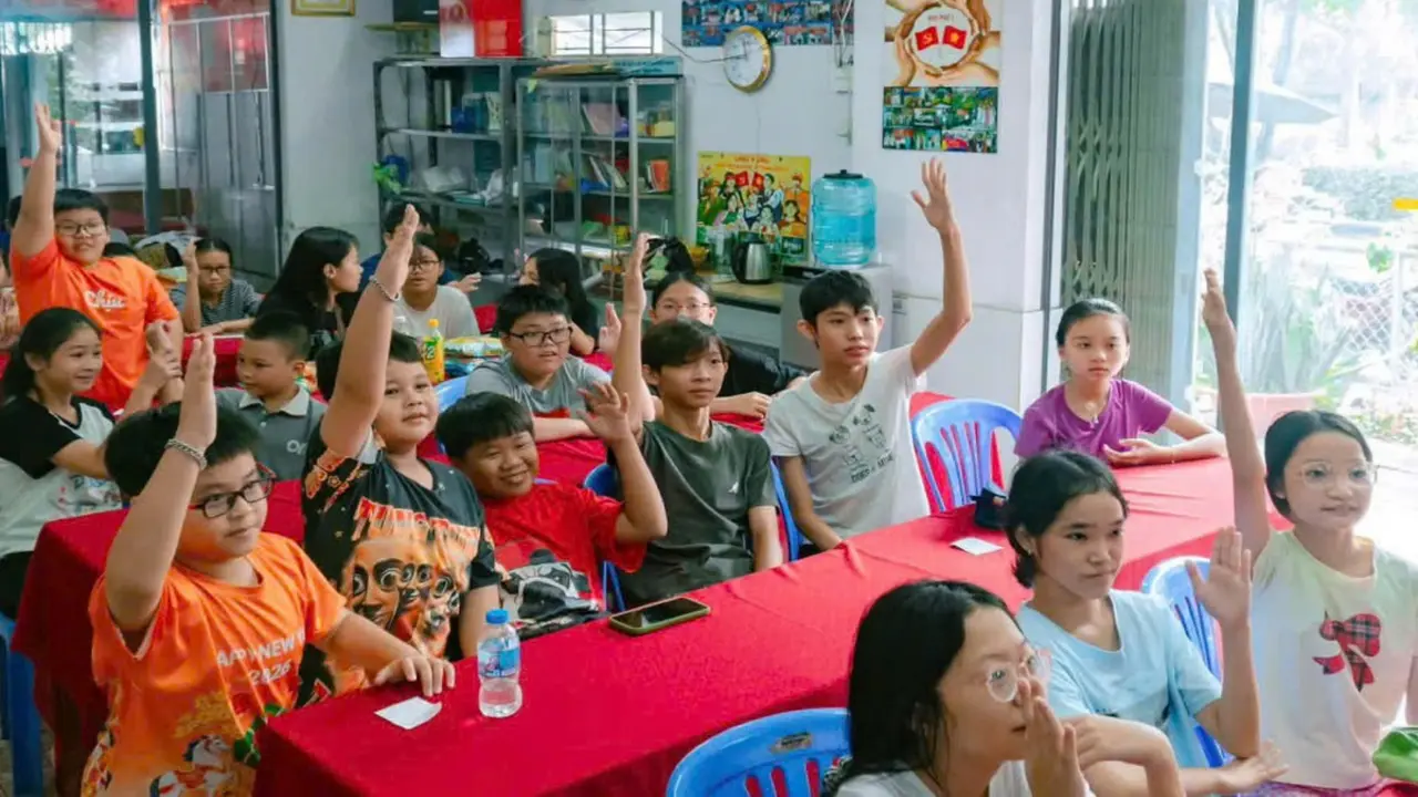Chiến sĩ Mùa hè xanh dạy tiếng Anh miễn phí cho thiếu nhi