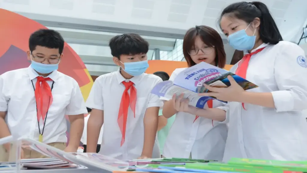 Chính phủ khuyến khích các tỉnh sớm miễn phí sách giáo khoa cho học sinh