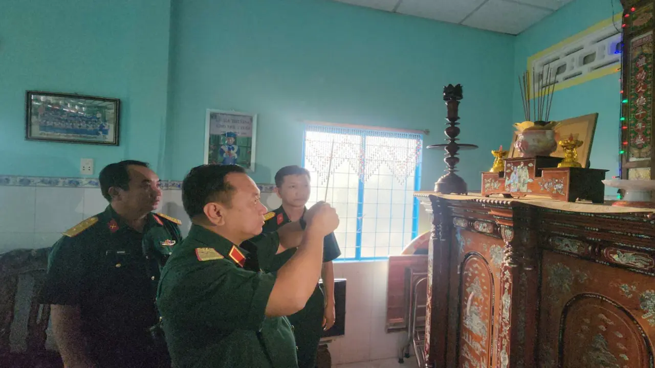 Chính ủy Bộ tư lệnh TP.HCM đến nhà người nhận là thân nhân liệt sĩ Huỳnh Văn Quên