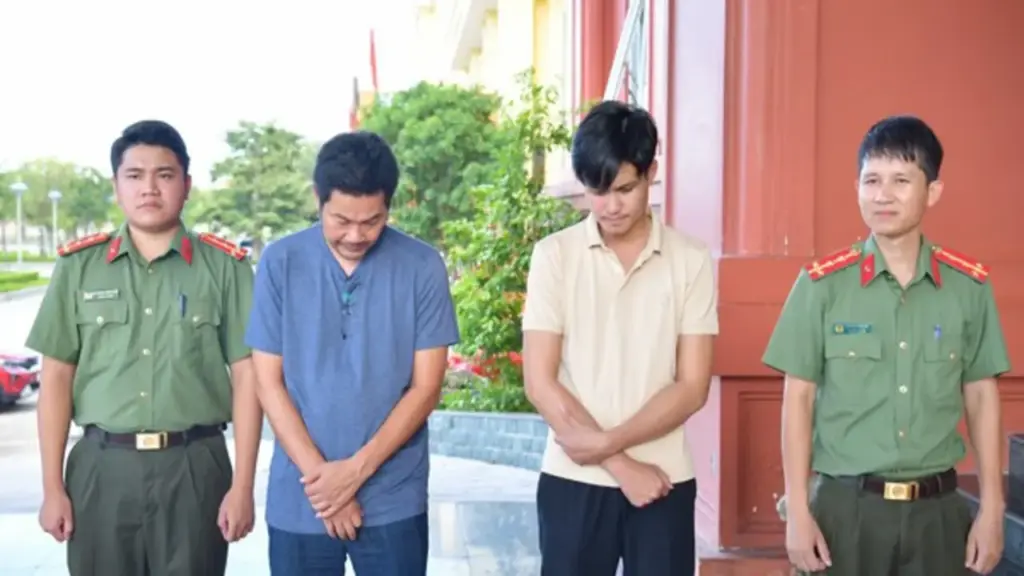 Chở 10 người Trung Quốc ra Bắc xuất cảnh trái phép, 2 người bị khởi tố