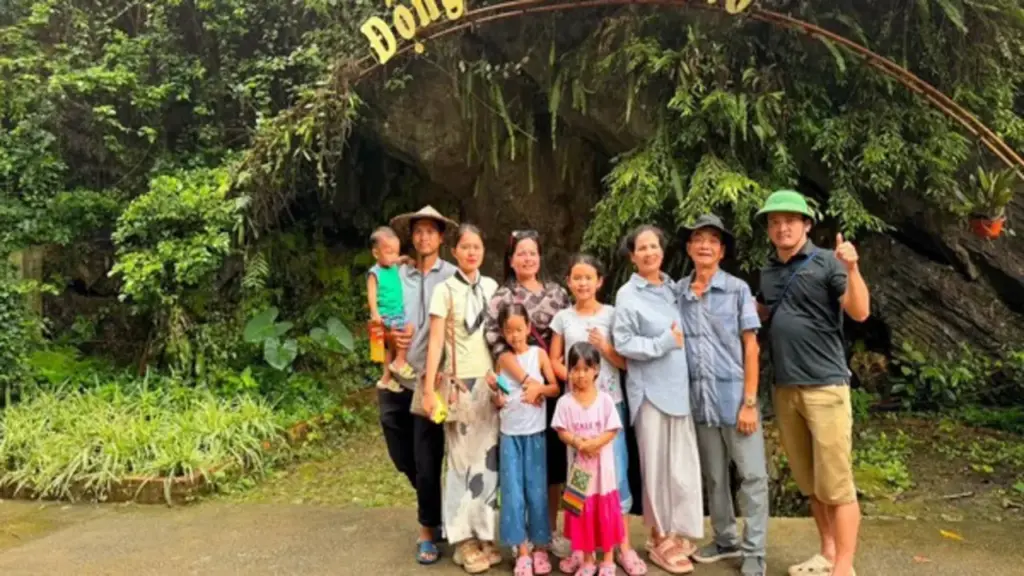 Cho con 'ăn bờ ngủ bụi' hàng ngàn km trước ngày tựu trường