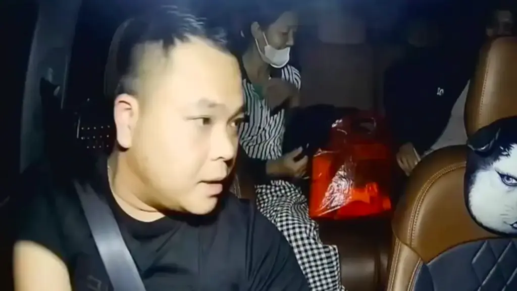 Chở hai mẹ con đi chạy thận 20 km, tài xế taxi nói câu khiến ai cũng xúc động